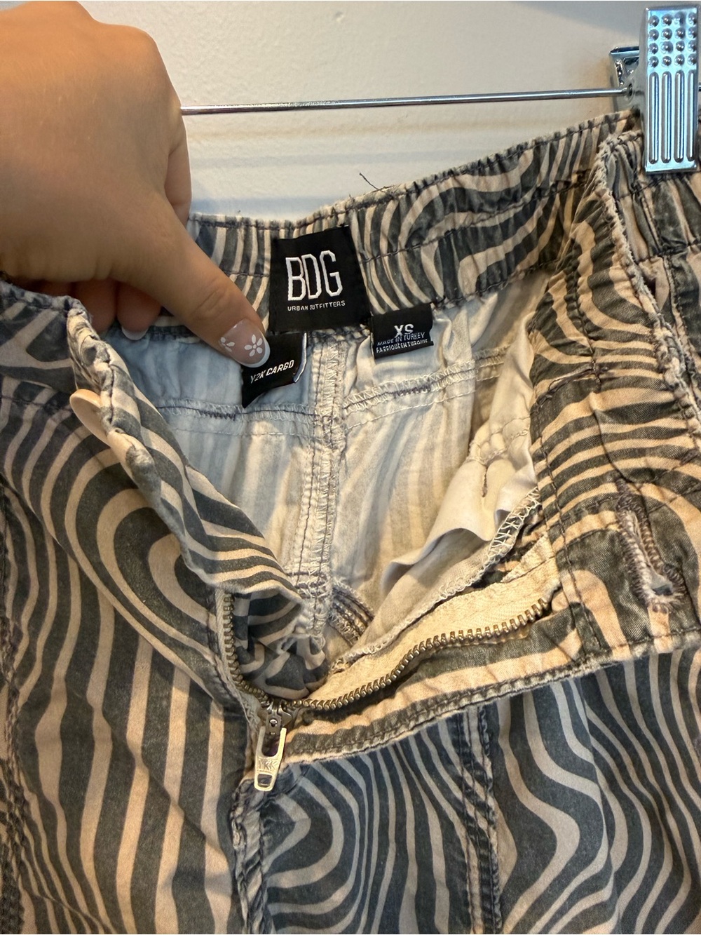 BDG Taupe & White Swirl Wide Leg Cargo Pants - Picture 4 of 6
